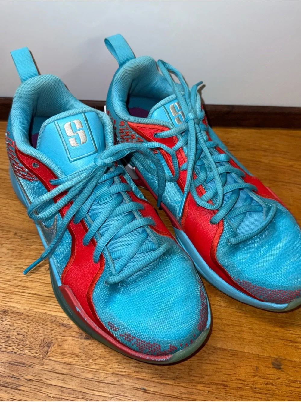 Nike Kids Low-Top Sneakers in Turquoise and Red with White Swoosh